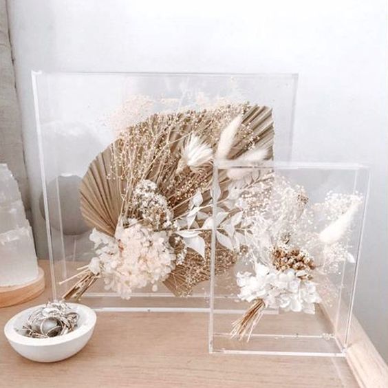 dried leaves, blooms and fronds in acryl are amazing boho home decoations, they look floating in the air