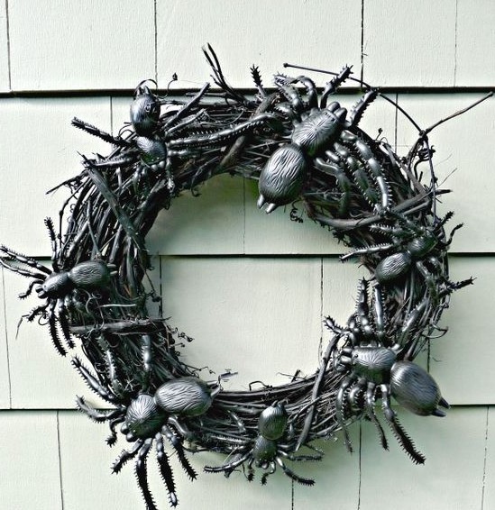 a black Halloween wreath with large black spiders is a lovely idea for decorating your front door and not only - DIY one