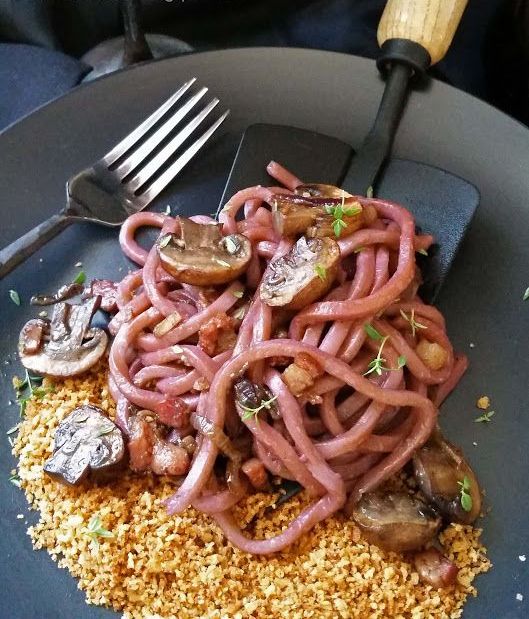 noodles with mushrooms and pancetta look like worms and will be great for Halloween parties