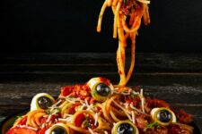 16 spectacular eyeball Halloween pasta with tomatoes, olive eyeballs is a cool solution for your party