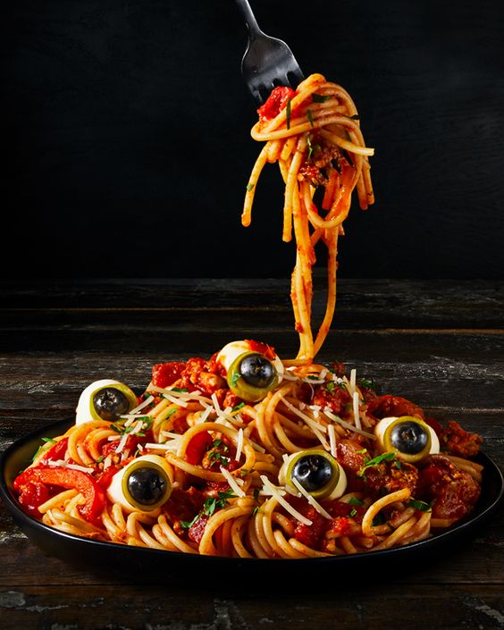 spectacular eyeball Halloween pasta with tomatoes, olive eyeballs is a cool solution for your party