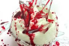 20 a bloody cupcake with lots of blood and shards is a cool and creative idea for a Halloween party