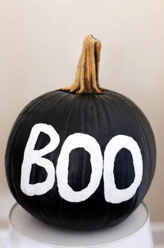 a simple black pumpkin with BOO letters is a cool and fast to realize idea for Halloween