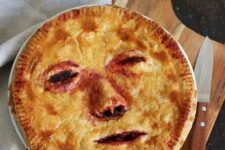 23 a Halloween apple pie with a scary face is a bold solution, which is quite easy to realize