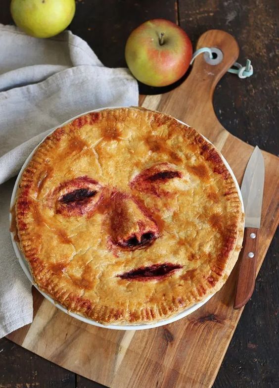 a Halloween apple pie with a scary face is a bold solution, which is quite easy to realize