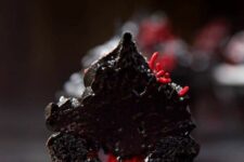 26 bleeding black Halloween cupcakes with delicious black chocolate frosting are amazing for Halloween