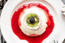 27 bloody panna cotta eyeballs are a creative dessert for a Halloween party, they can be delicious and look bold