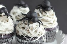 31 chocolate cupcakes with frosting and black chocolate spiders are great to make your Halloween party unforgettable
