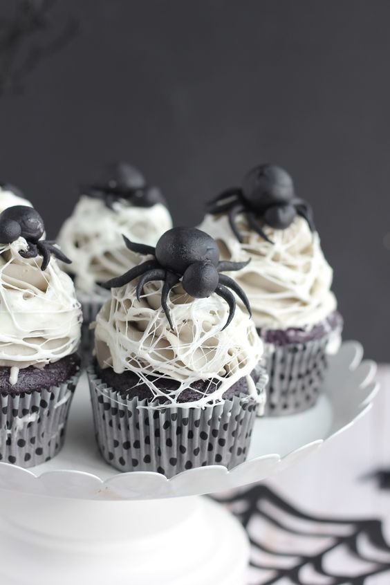 chocolate cupcakes with frosting and black chocolate spiders are great to make your Halloween party unforgettable