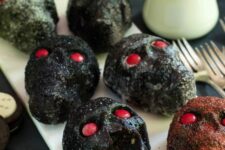 33 dark chocolate and oreo mini skull cakes will be a great solution for Halloween, offer your guests these desserts