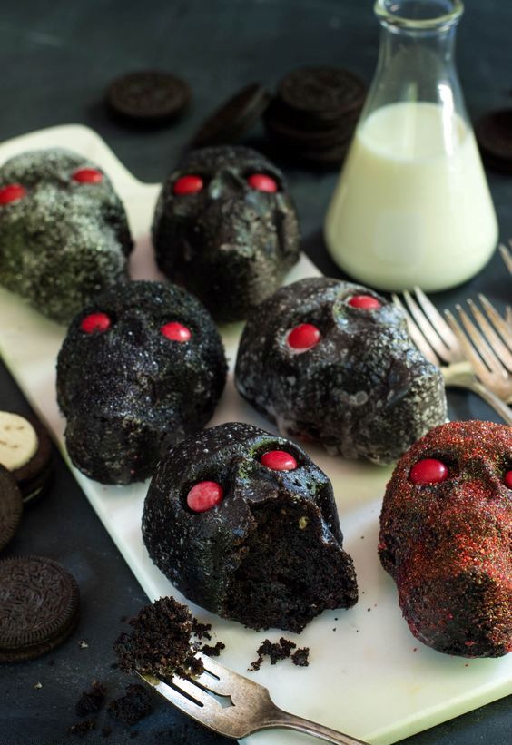 dark chocolate and oreo mini skull cakes will be a great solution for Halloween, offer your guests these desserts