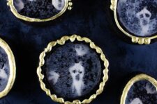 37 ghastly mirror cookies with a gilded touch look really chic and will fit a vintage Halloween party