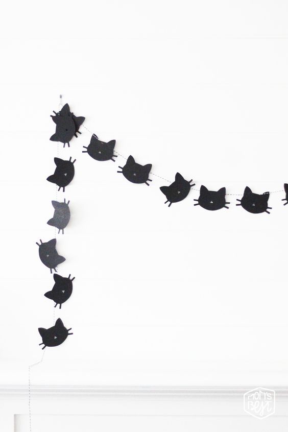 a simple and cute black cat garland of paper is always a good idea for Halloween, whether it's a kids' party or not