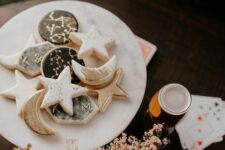 46 celestial, moon and star-shaped cookies are a gerat idea for Halloween, make some to inspire your guests
