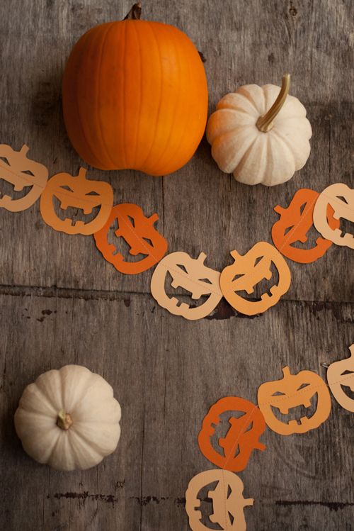 A simple and fun orange and light yellow jack o lantern Halloween garland of paper is a cool idea to style a space