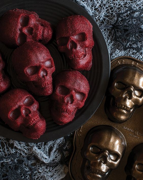 red velvet skull min cakes will be great desserts for Halloween, and you can make them easily