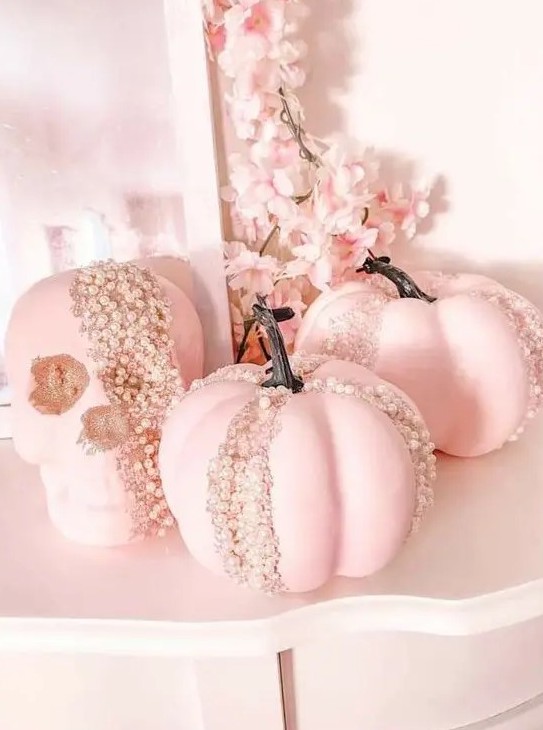 pink pumpkins and a skull decorated with pearls look adorable, chic and glam and will make your Halloween decor unforgettable