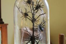 a Halloween cloche with moss, a black branch and spiders is veyr easy to make and you can do it really fast