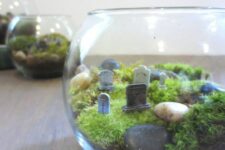 a fast to make Halloween terrarium with moss, pebbles and a graveyard is a stylish and cute decoration