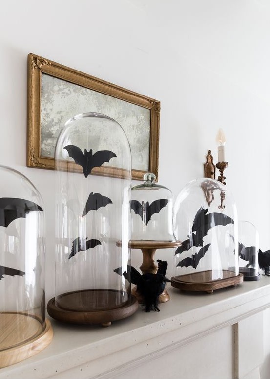 Paper bats in cloches are nice and easy last minute Halloween decoration, not only for a mantel
