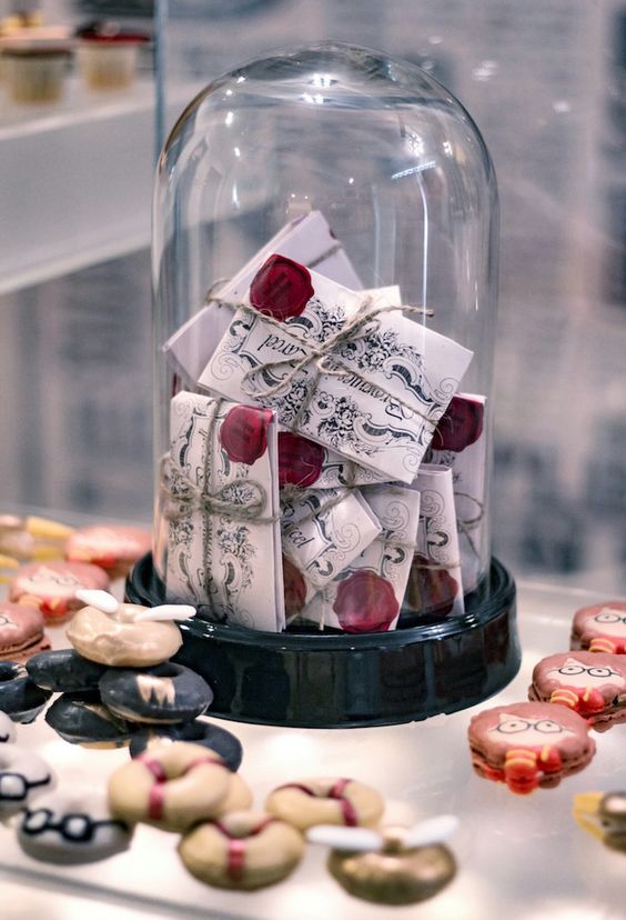 Harry Potter sweets table with a cloche with letters, sweets and cookies is a cool idea for a Hallowene party