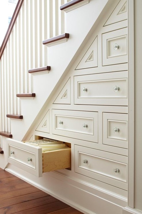 a neutral staircase with drawers that allow storign a lot fo things inside without creating visual clutter