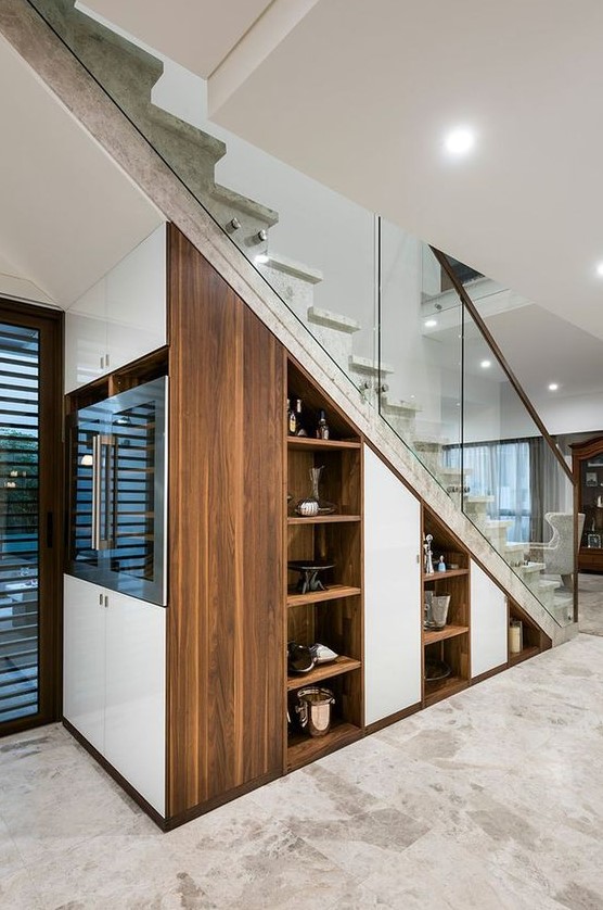Built in niche shelves, a wine cooler right in the staircase are a cool idea