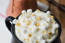 butterbeer hot chocolate is a magical idea for your themed Halloween party