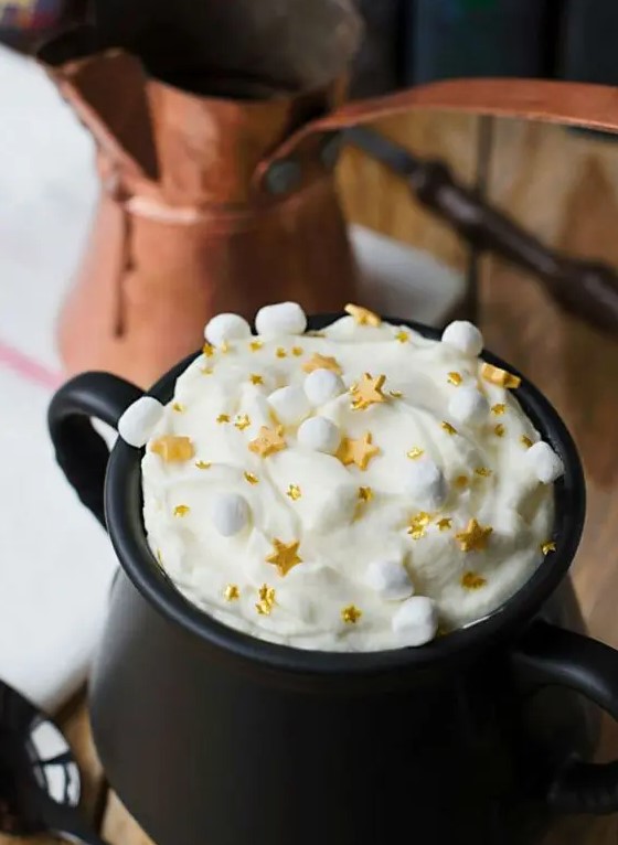 butterbeer hot chocolate is a magical idea for your themed Halloween party