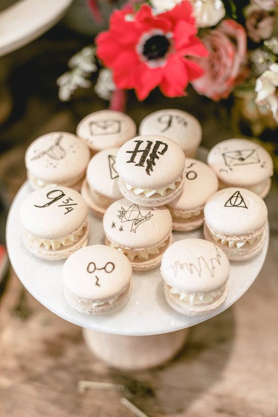 serve Harry Potter themed macarons to make your guests happy or offer them as favors