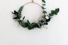 a modern copper wire Christmas wreath with eucalyptus, cotton and baby’s breath is a great idea for a modern holiday space