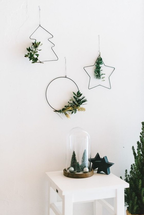 A round, star shaped and tree shaped Christmas wreaths with greenery and grasses are lovely for modenr holiday decor