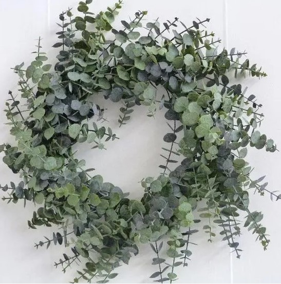 a spiral eucalyptus wreath with no detailing is not only a good idea for Christmas but also for any other season and holiday