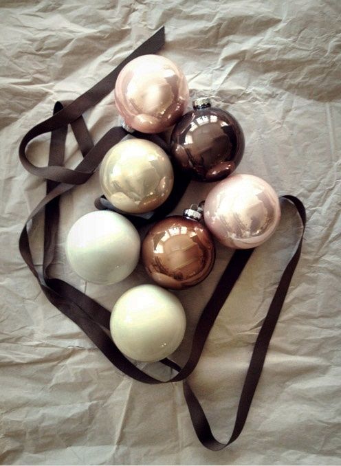 a combo fo brown, blush and neutral baubles will make your Christmas tree stylish and elegant