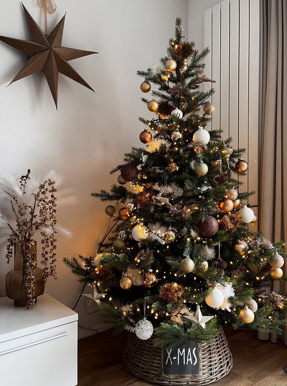 a pretty glam christmas tree decorated with white, gold and brown ornaments, stars and lights is amazing