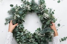 a stylish modern Christmas wreath of evergreens, eucalyptus and baby’s breath is a beautiful and textural idea