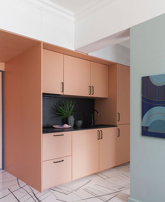 a built-in Peach Fuzz kitchen with a black countertop, backsplash and fixtures is a cool space to spend time in