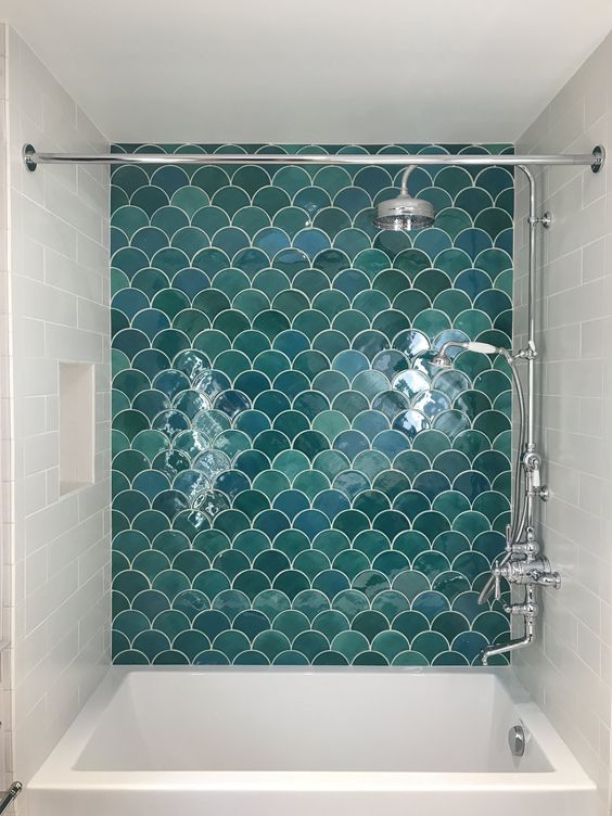 a neutral bathroom clad with white subway tiles and with an accent wall with green fishscale tiles is a gorgeous idea for a coastal feel