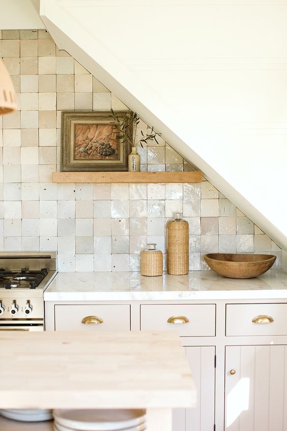 A blush kitchen with a neutral Zellige tile backsplash, a shelf with decor and a vintage style cooker