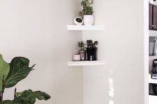 small and cool corner shelves with potted plants are used to enliven the space and make it cooler and more chic