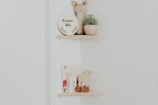 small and pretty corner shelves with decor, potted plants, kids’ books are lovely for a neutral nursery or kids’ room