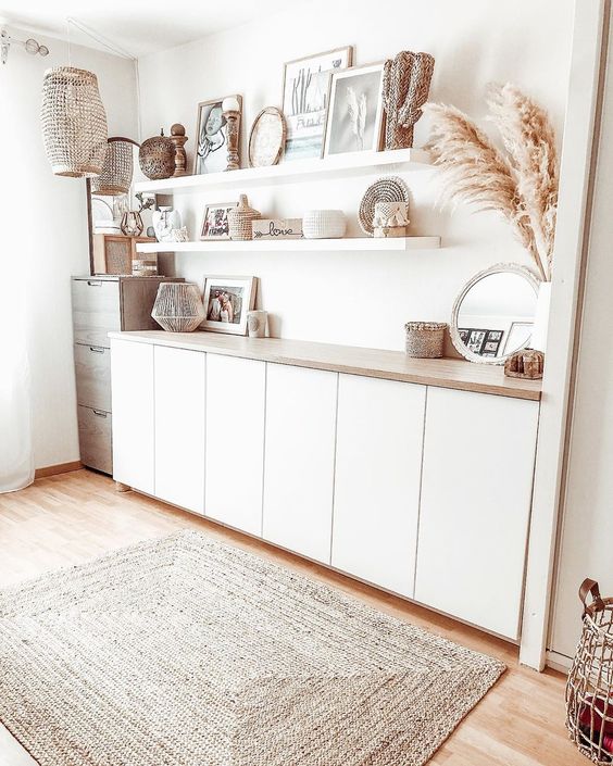 a Scandinavian space with open shelves, a sideboard of IKEA Metod units, chic decor, artwork and vases