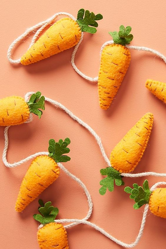 a funny felt carrot garland is a cool idea for spring and Easter and you can easily DIY it