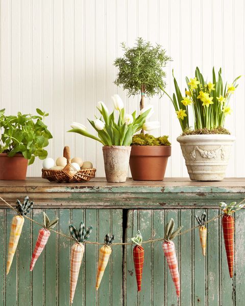 a garland of checked carrots like this one will be a great idea for a rustic space, you can make one yourself