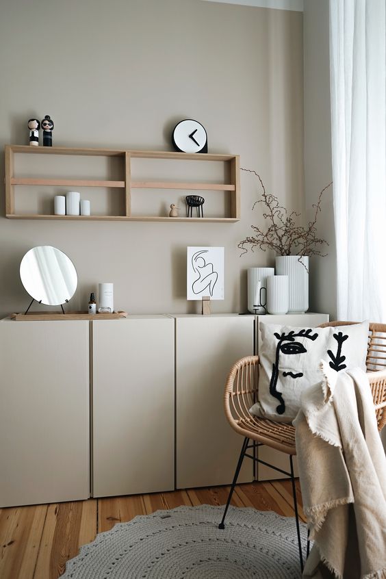 a serene Scandinavian space with a tan wall and a matching credenza of IKEA Metod, with lovely and cool decor