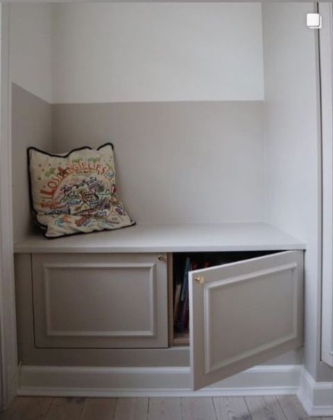 a small storage bench made of an IKEA Metod cabinet is a perfect idea for a small entryway