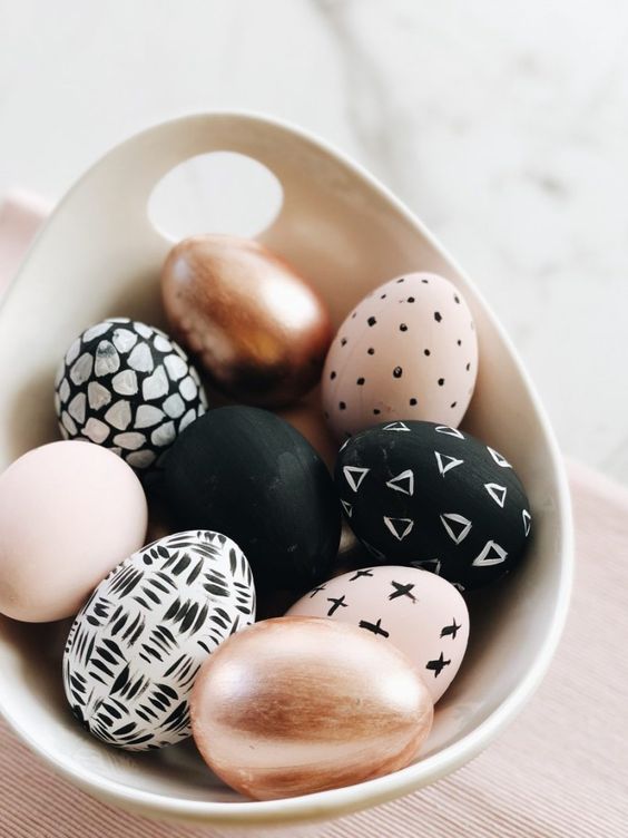 bold, blush and black and white Easter eggs will be a nice solution for boho or Scandinavian style party