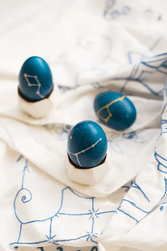 gorgeous constellation blue and gold Easter eggs decorated with a sharpie are amazing for a modern celestial or galaxy party at Easter