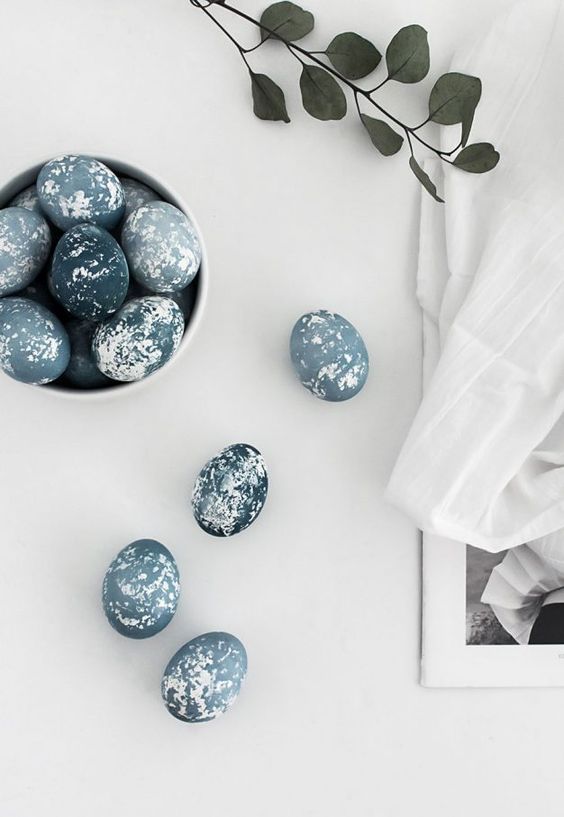 grey and navy watercolor Easter eggs are amazing for a Scandinavian party, they look chic and simple