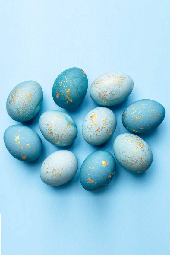 Light and bold blue Easter eggs with gold speckles are amazing for a party, they look eye catchy